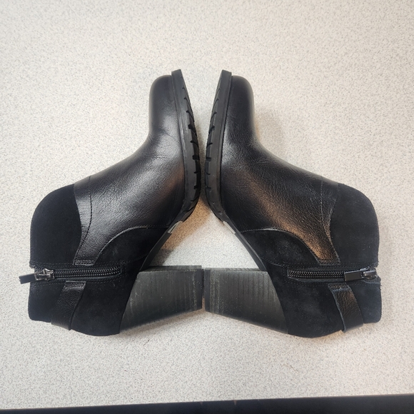 CLARKS Black Leather and Suede Ankle Boots with heel size 7M fall fashion comfy - Picture 7 of 8